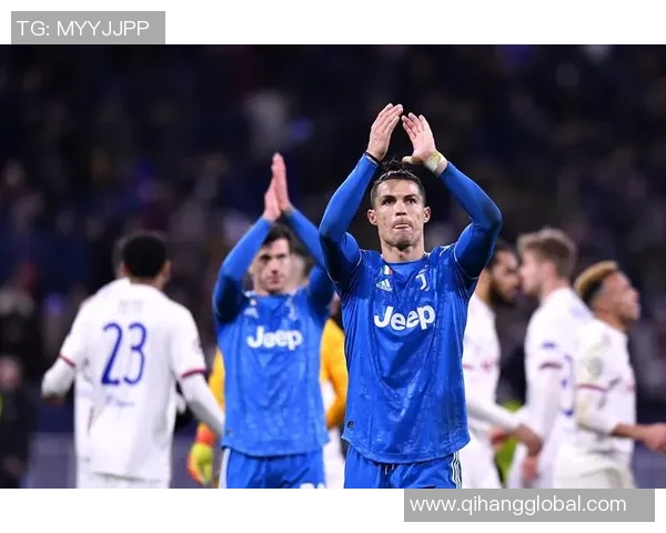 欧冠赛场惊现奇葩一幕球迷冲入场内强抢C罗球衣 欧冠赛场惊现奇葩一幕球迷冲入场内强抢C罗球衣